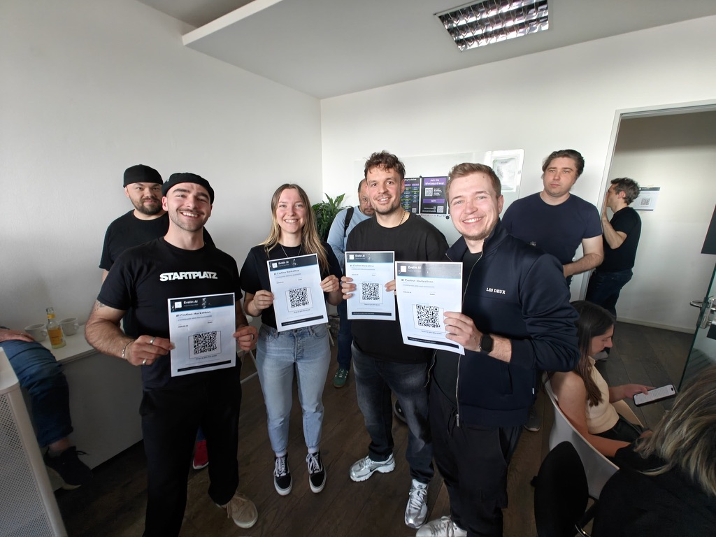 Das EveLin-AI-Team mit Event-Flyern